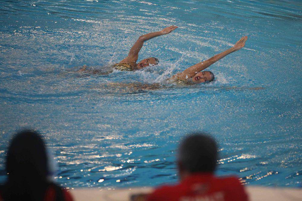 Dewan juri mengamati aksi atlet renang artistik DKI, Gabrielle Permata S (kiri) dan Hilda Tri Julyandra (kanan) di sela final lomba renang artistik nomor Duet Technical PON XXI Sumut - Aceh di Kolam Renang Dispora Sumut Selayang, Medan, Rabu, (11/9/2024). (PB PON Sumut/Binsar Bakkara)