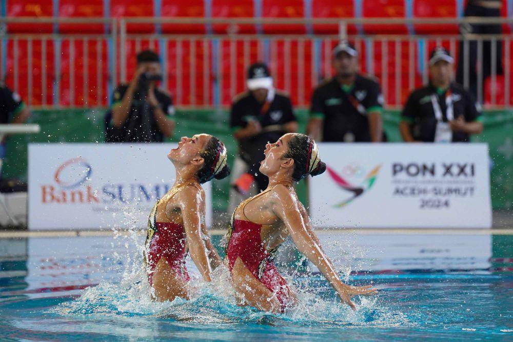 Atlet renang artistik DKI Jakarta Gabrielle Permata dan Hilda Tri Julyandra pada final nomor duet technical di gelaran PON XXI Sumut-Aceh di Kolam Renang Selayang, Medan, Sumatera Utara, Rabu (11/9/2024). (PB PON Sumut 2024/Mirza Baihaqie)
