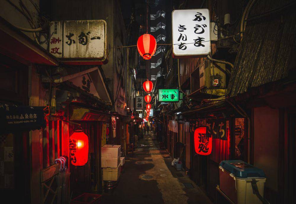 ilustrasi tutup toko di malam hari (unsplash.com/Denys Nevozhai)