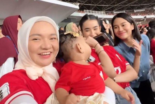 7 Potret WAGs Timnas Dukung Pasangan di Laga Indonesia Vs Australia