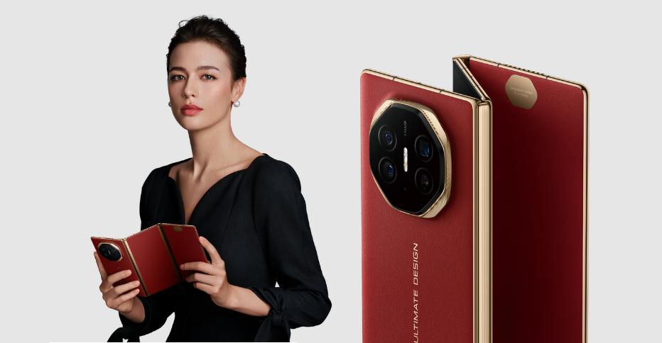 Seseorang memegang HUAWEI Mate XT Ultimate. ()
