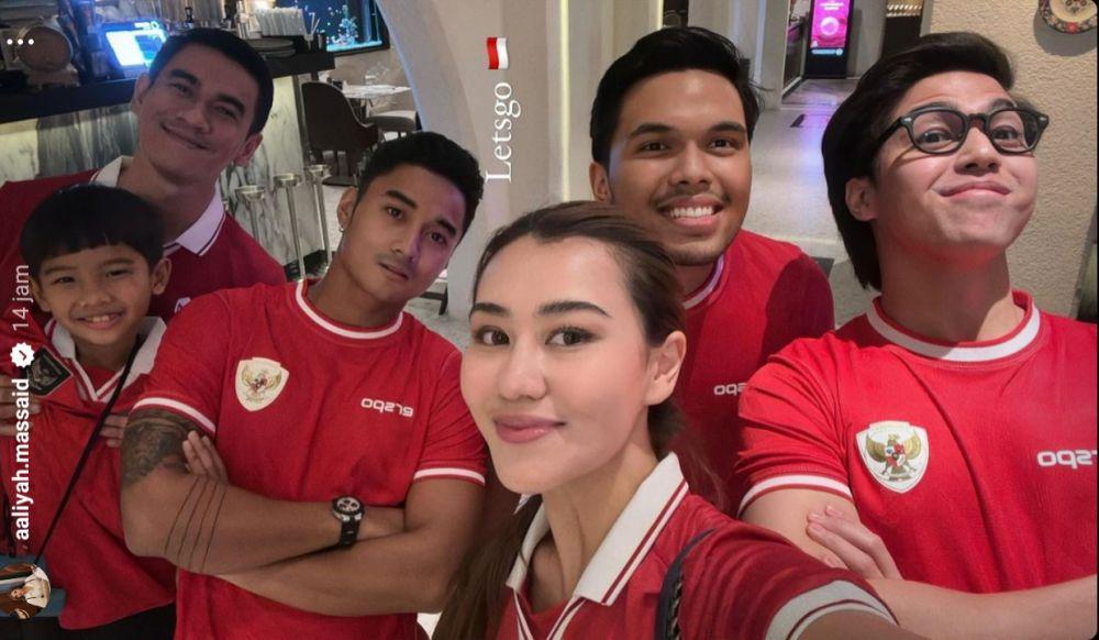 El Rumi dan geng nonton timnas (Instagram.com/aaliyah.massaid)