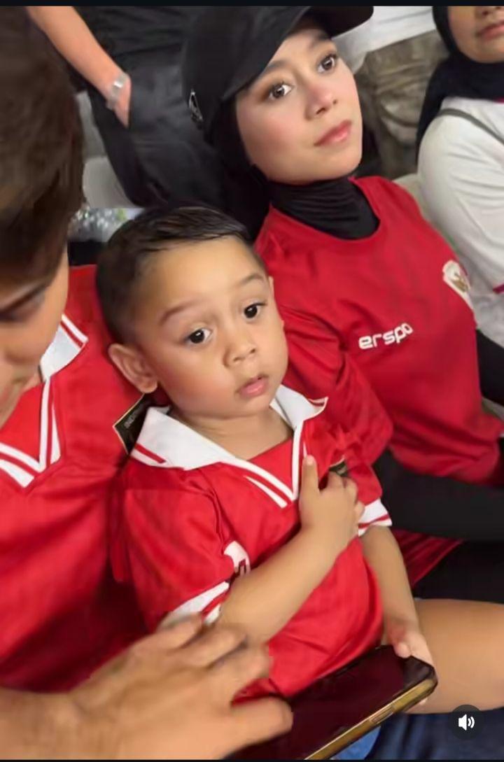Keluarga Lesti nonton timnas (Instagram.com/rizkybilar)