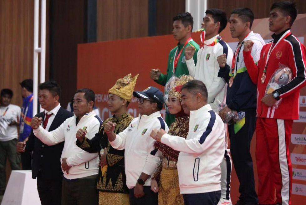 Abdul Muis, atlet Muaythai Lampung meraih emas ke-9 dalam ajang PON XXI Aceh-Sumut 2024. (Dok. Pemprov Lampung).
