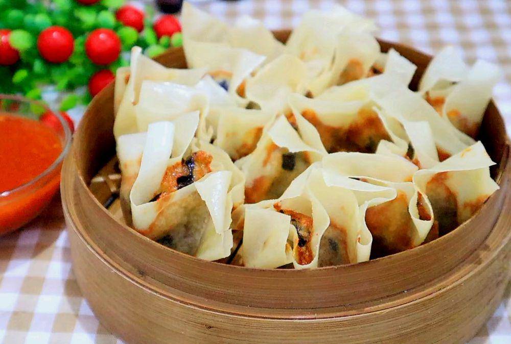 ilustrasi dimsum goreng isi ayam sayur (instagram.com/Uli's Kitchen)