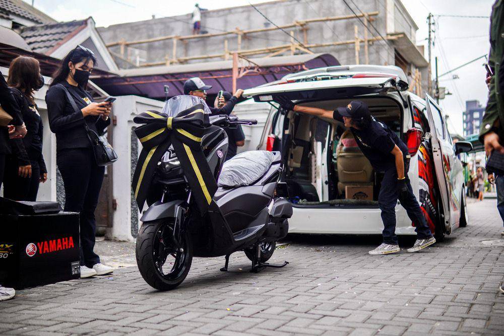 Dealer Yamaha Ini Antar NMAX Turbo ke Konsumen Pakai Alphard