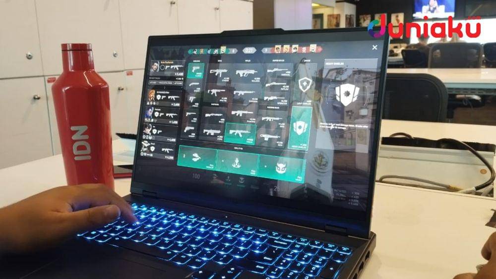 Foto Legion Pro 7 16IRX8H saat memainkan Valorant, difoto oleh Aditya Daniel. (Duniaku.com/Aditya Daniel)