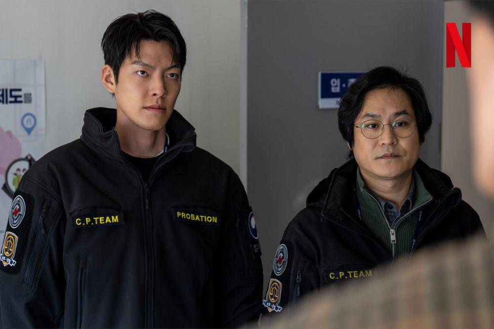 potret Kim Woo Bin dalam film Officer Black Belt (dok. Netflix)