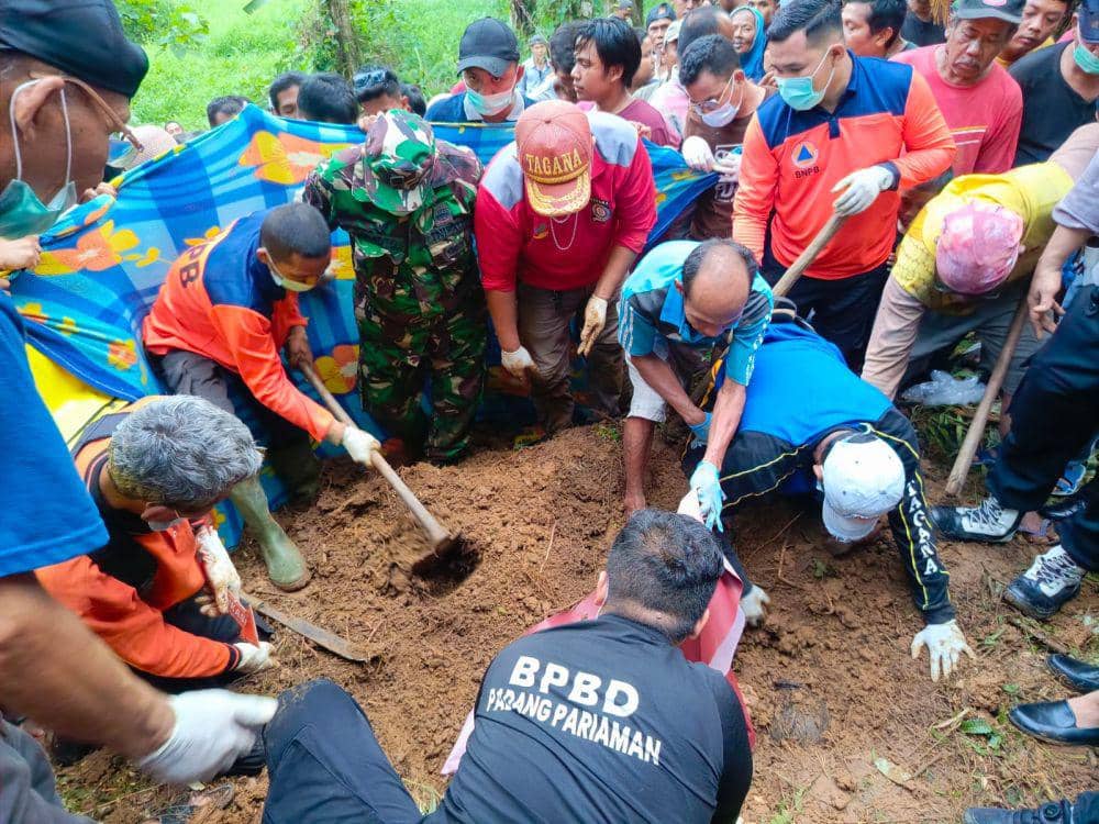 Evakuasi jenazah dari lubang sedalam 30 cm (Dok. Polres Padang Pariaman)