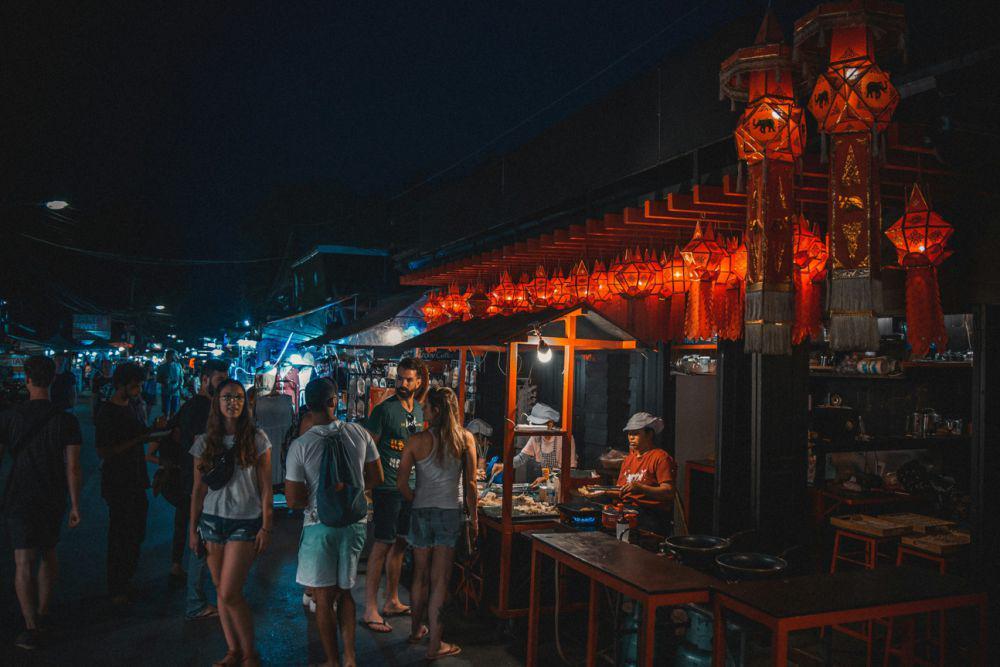 Ilustrasi tempat makan saat lapar tengah malam (pexels.com/David Egon)