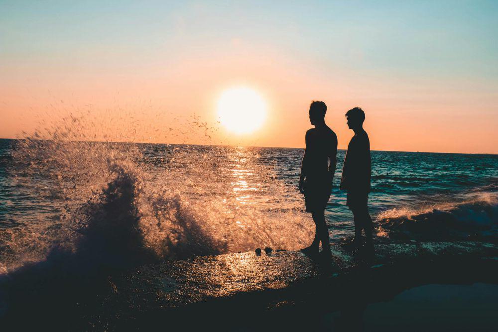 ilustrasi pria di tepi pantai (pexels.com/Saeid Anvar)