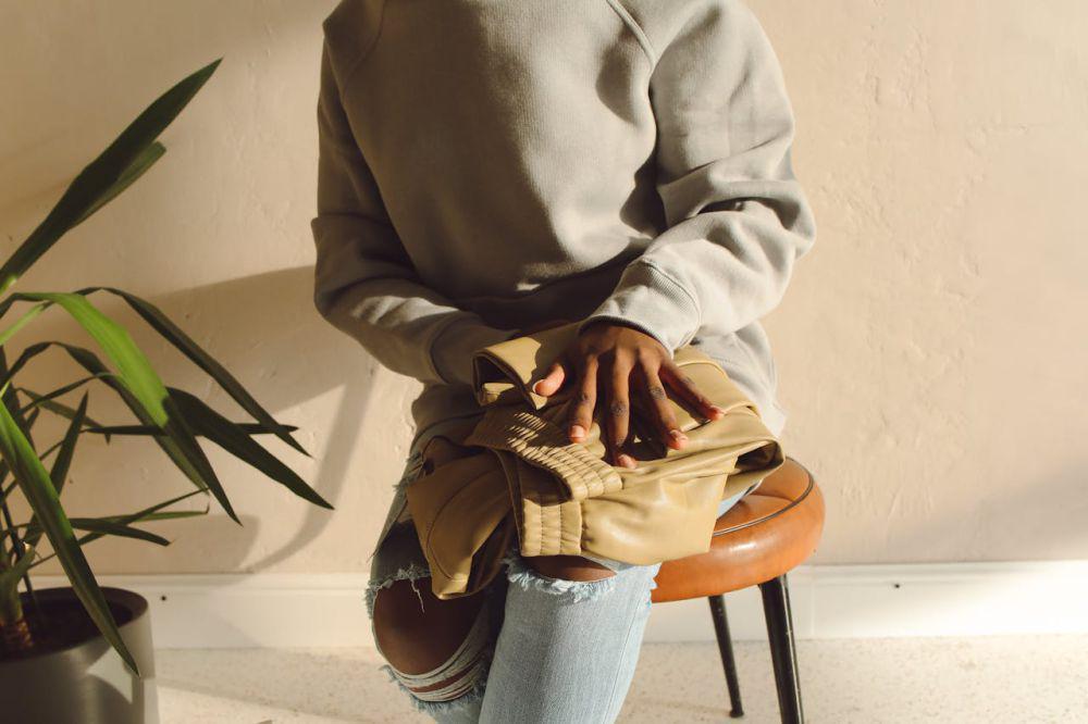 ilustrasi melipat jaket (pexels.com/Polina Tankilevitch)