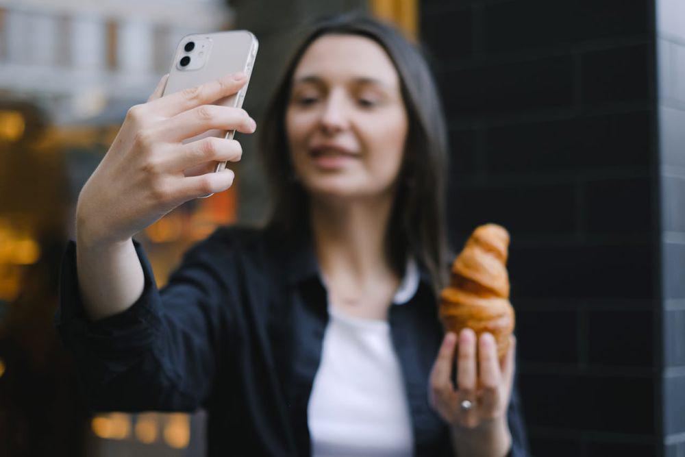 ilustrasi selfie (pexels.com/Anna Shvets)