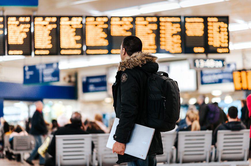 Ilustrasi bandara. (Unsplash.com/Anete Lūsiņa)
