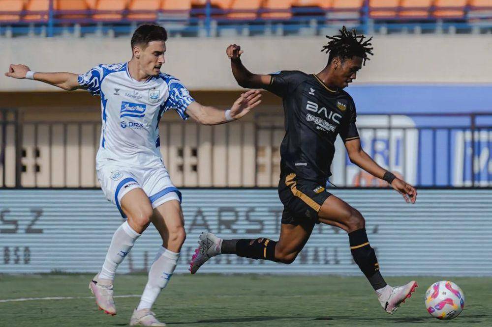 Dewa United dalam laga menghadapi PSIS Semarang pada pekan ke-4 Liga 1 2024/2025. (instagram.com/dewaunitedfc)