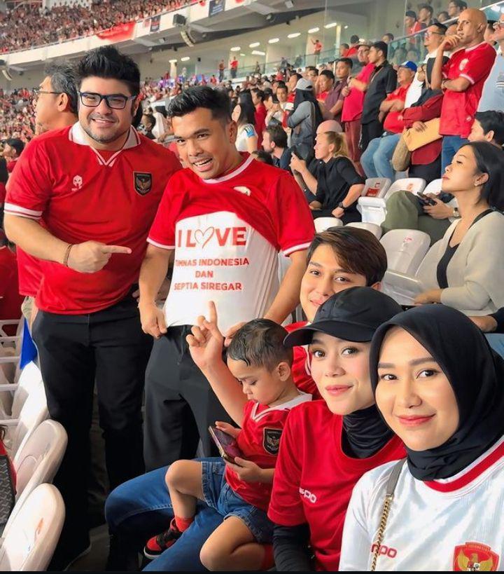 Keluarga Lesti nonton timnas (Instagram.com/rizkybilar)