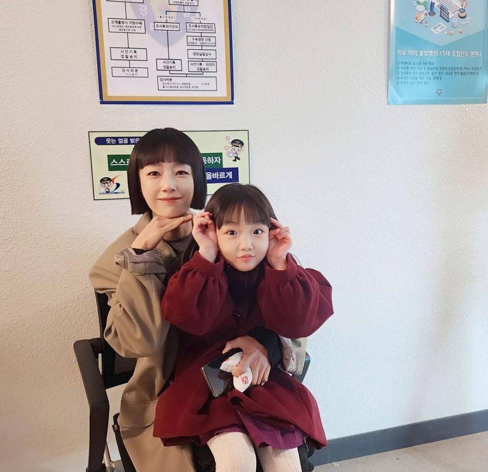Shim Ji Yoo di Brain Works (instagram.com/0.00275t)