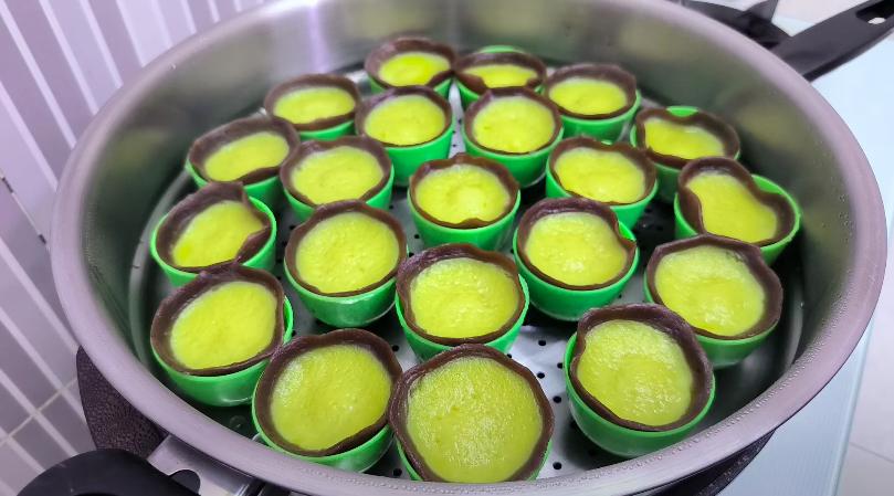 ilustrasi mengukus kue telaga emas cokelat (YouTube.com/Dapur Dessy)