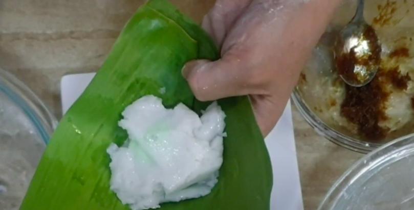 ilustrasi menaruh adonan doko-doko cangkuning di dalam daun pisang (YouTube.com/Fentania)
