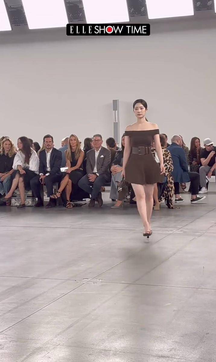 potret Dahyun TWICE debut runway (instagram.com/ellekorea)