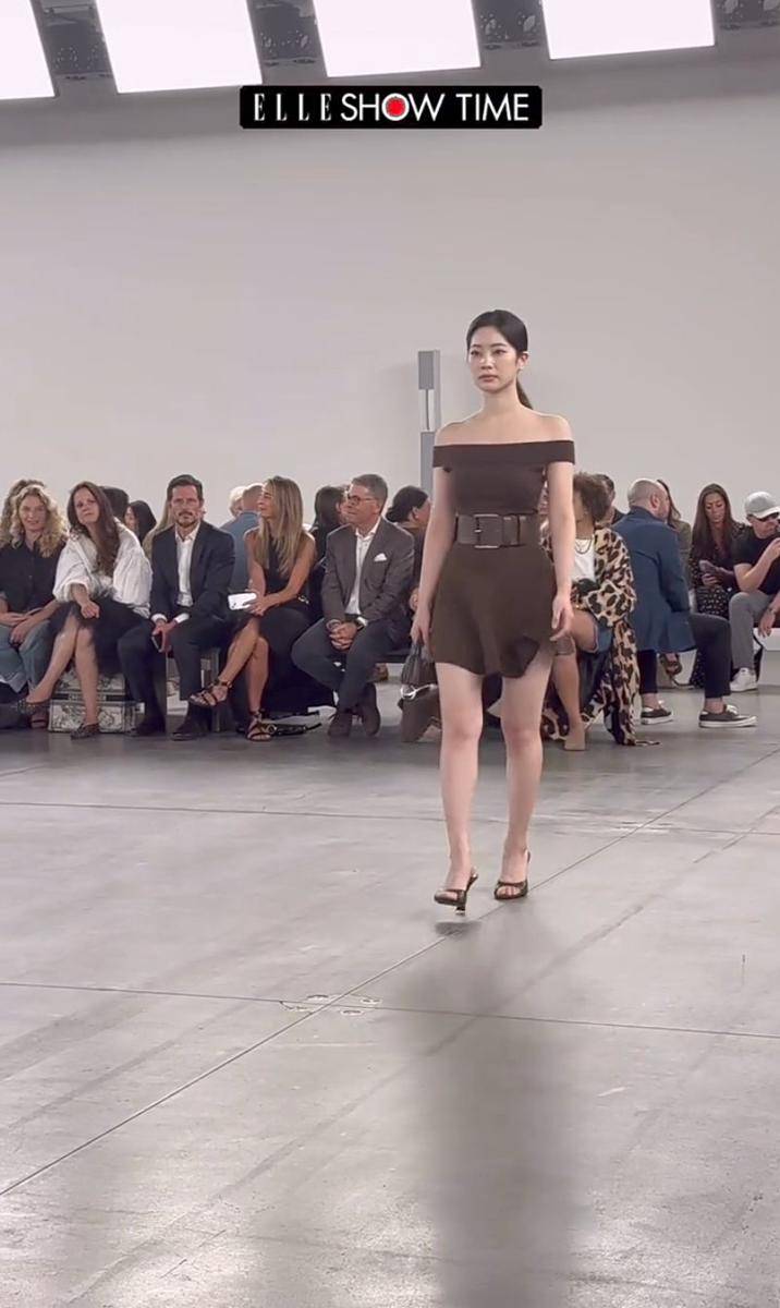 potret Dahyun TWICE debut runway (instagram.com/ellekorea)