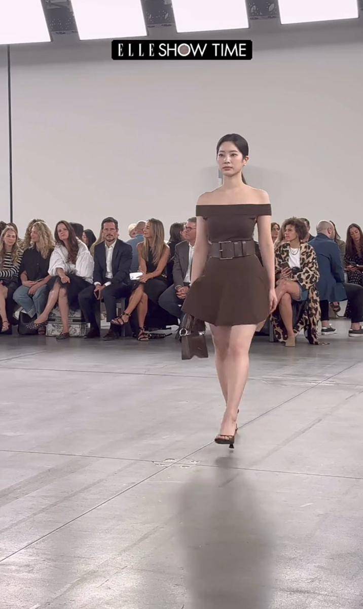 potret Dahyun TWICE debut runway (instagram.com/ellekorea)