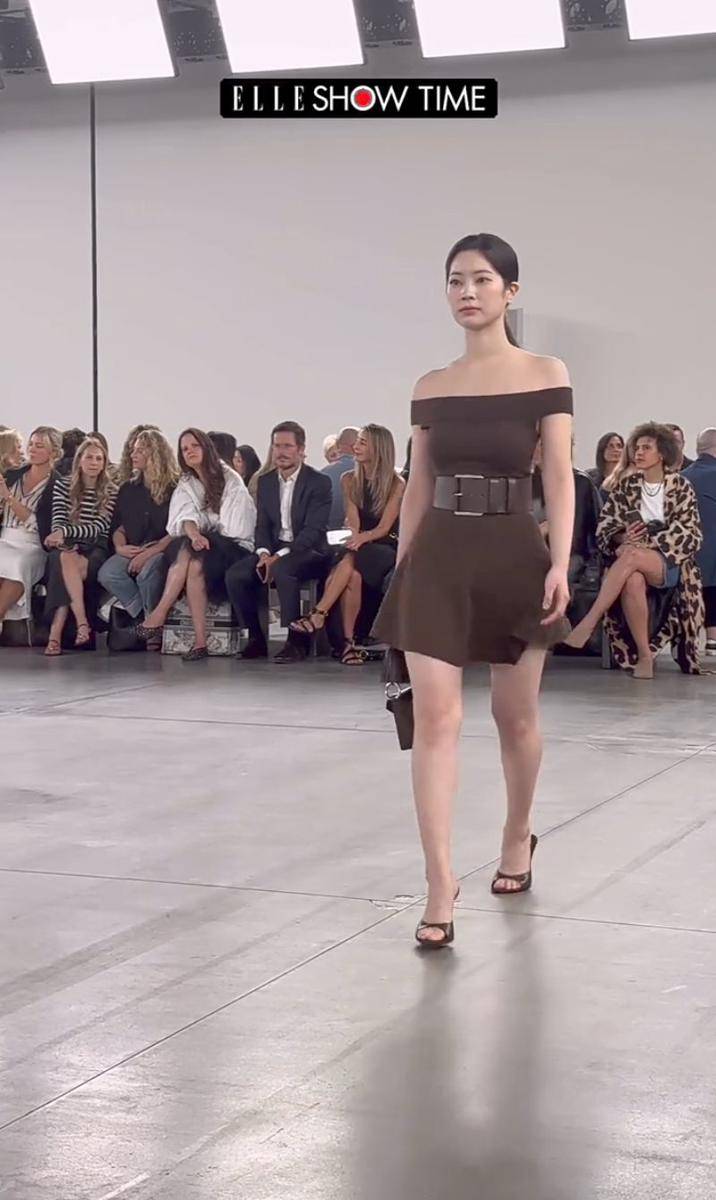 potret Dahyun TWICE debut runway (instagram.com/ellekorea)