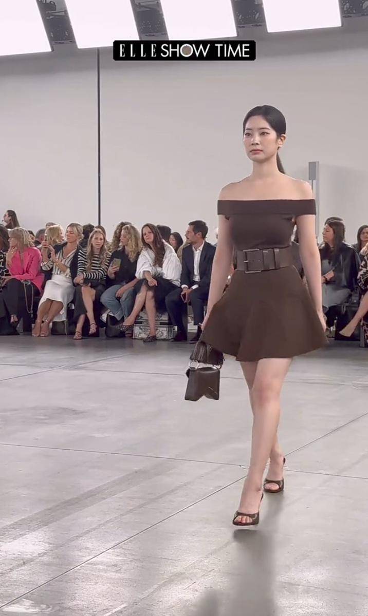 potret Dahyun TWICE debut runway (instagram.com/ellekorea)