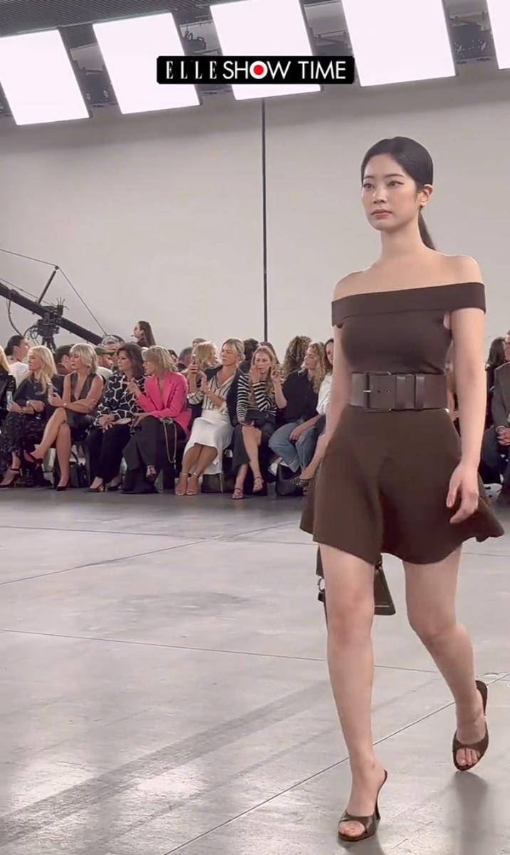 potret Dahyun TWICE debut runway (instagram.com/ellekorea)