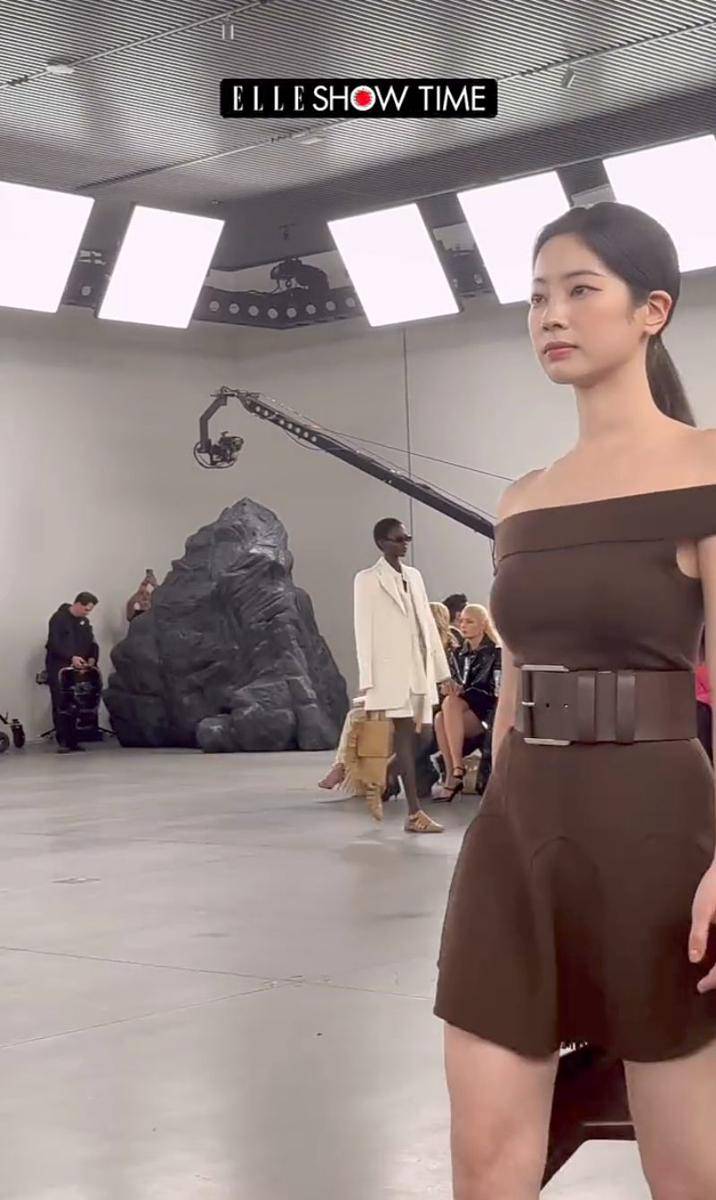 potret Dahyun TWICE debut runway (instagram.com/ellekorea)