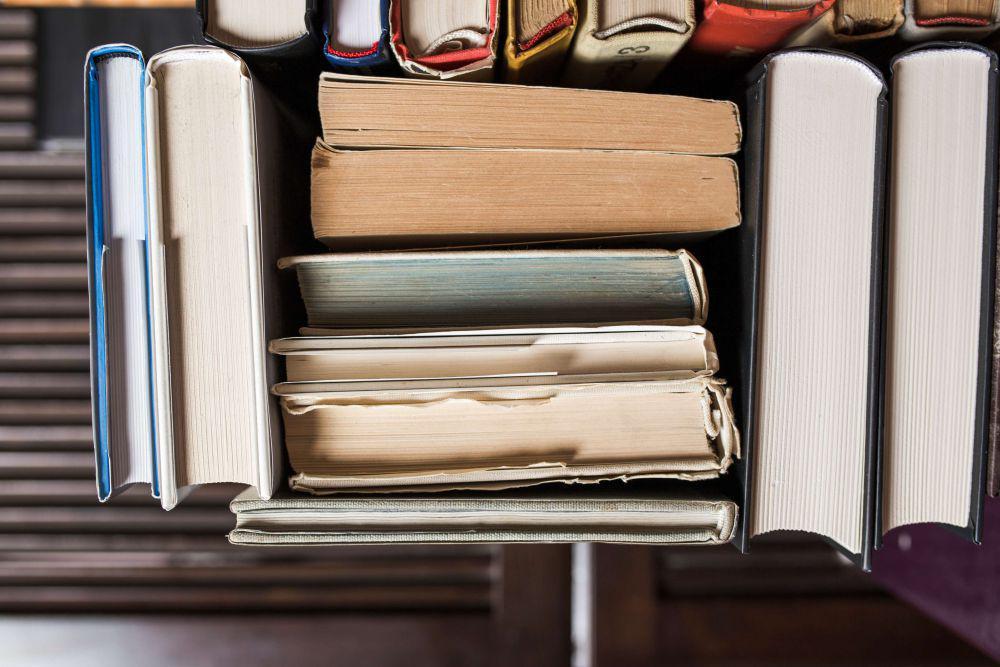 Buku yang sudah menguning dan yang masih putih. (Freepik/freepik)
