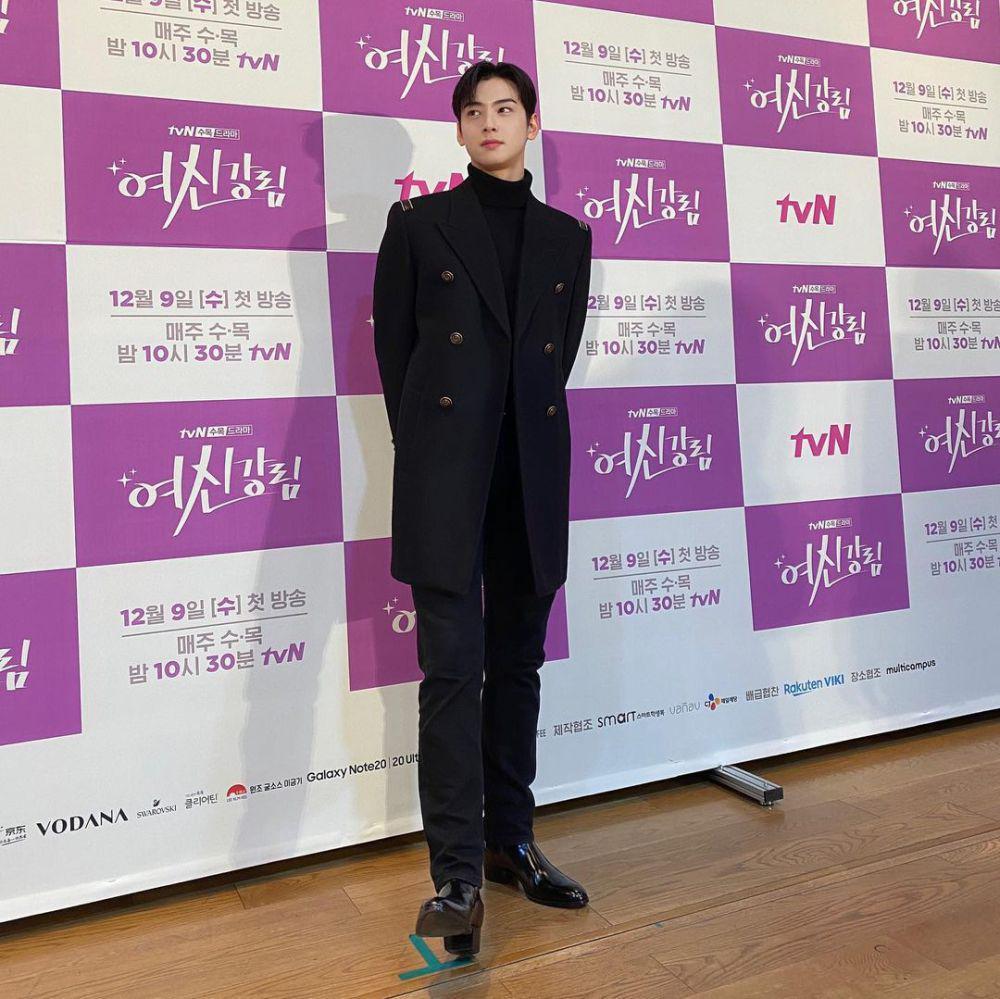 outfit romantis fine dining ala Cha Eun Woo (instagram.com/eunwo.o_c)