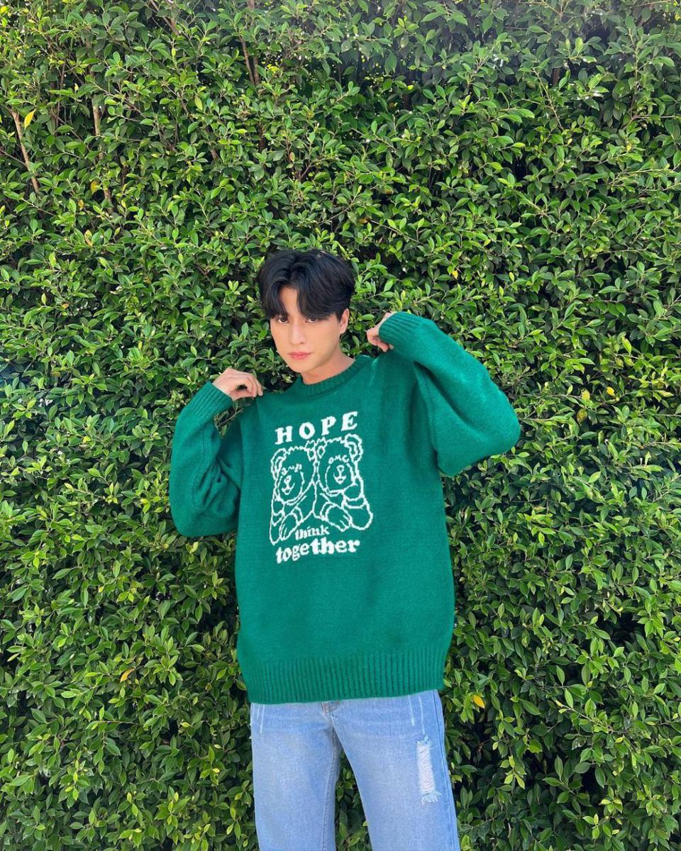 mix and match sweatshirt ala Gulf Kanawut (instagram.com/gulfkanawut)