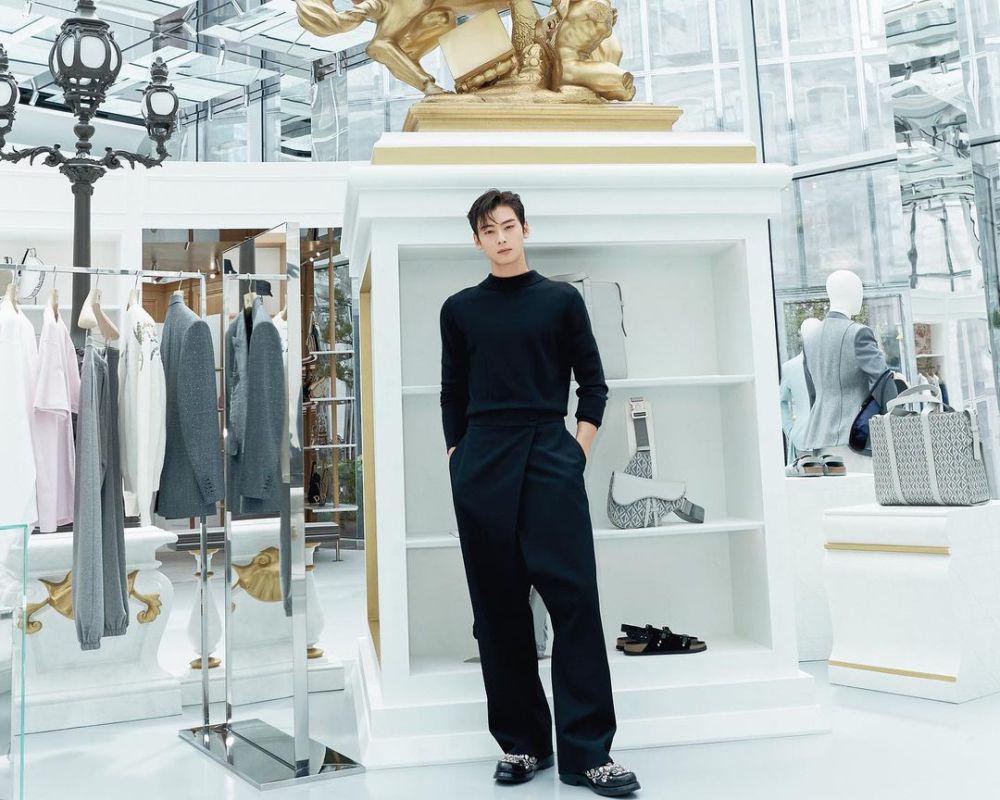 outfit romantis fine dining ala Cha Eun Woo (instagram.com/eunwo.o_c)