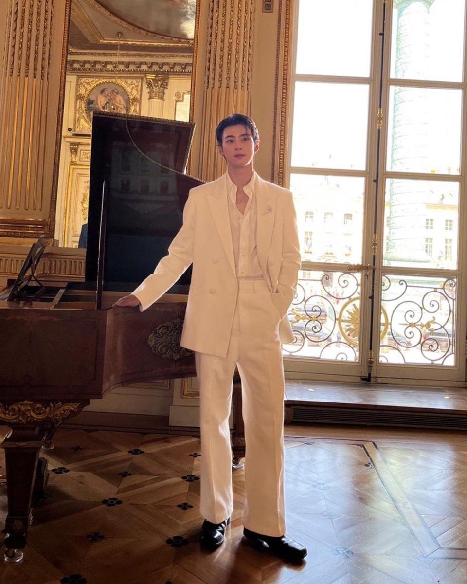 outfit romantis fine dining ala Cha Eun Woo (instagram.com/eunwo.o_c)