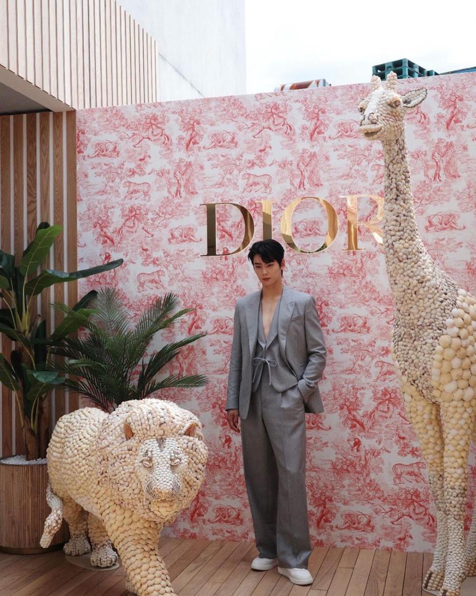 outfit romantis fine dining ala Cha Eun Woo (instagram.com/eunwo.o_c)