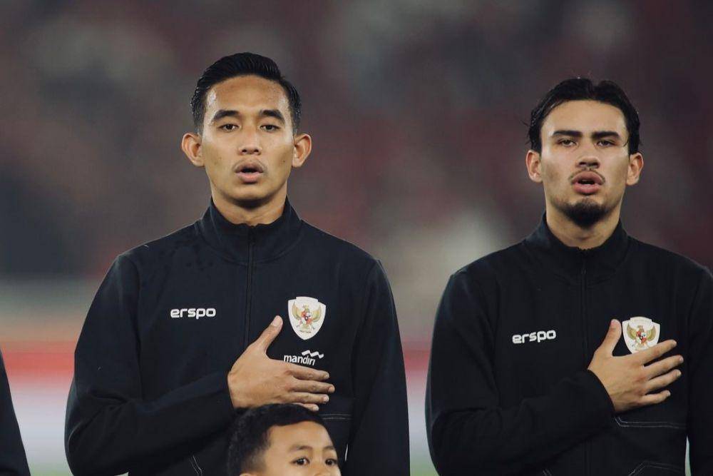 Nathan Tjoe-A-On (kanan) saat membela Timnas Indonesia. (instagram.com/nathantjoeaon)
