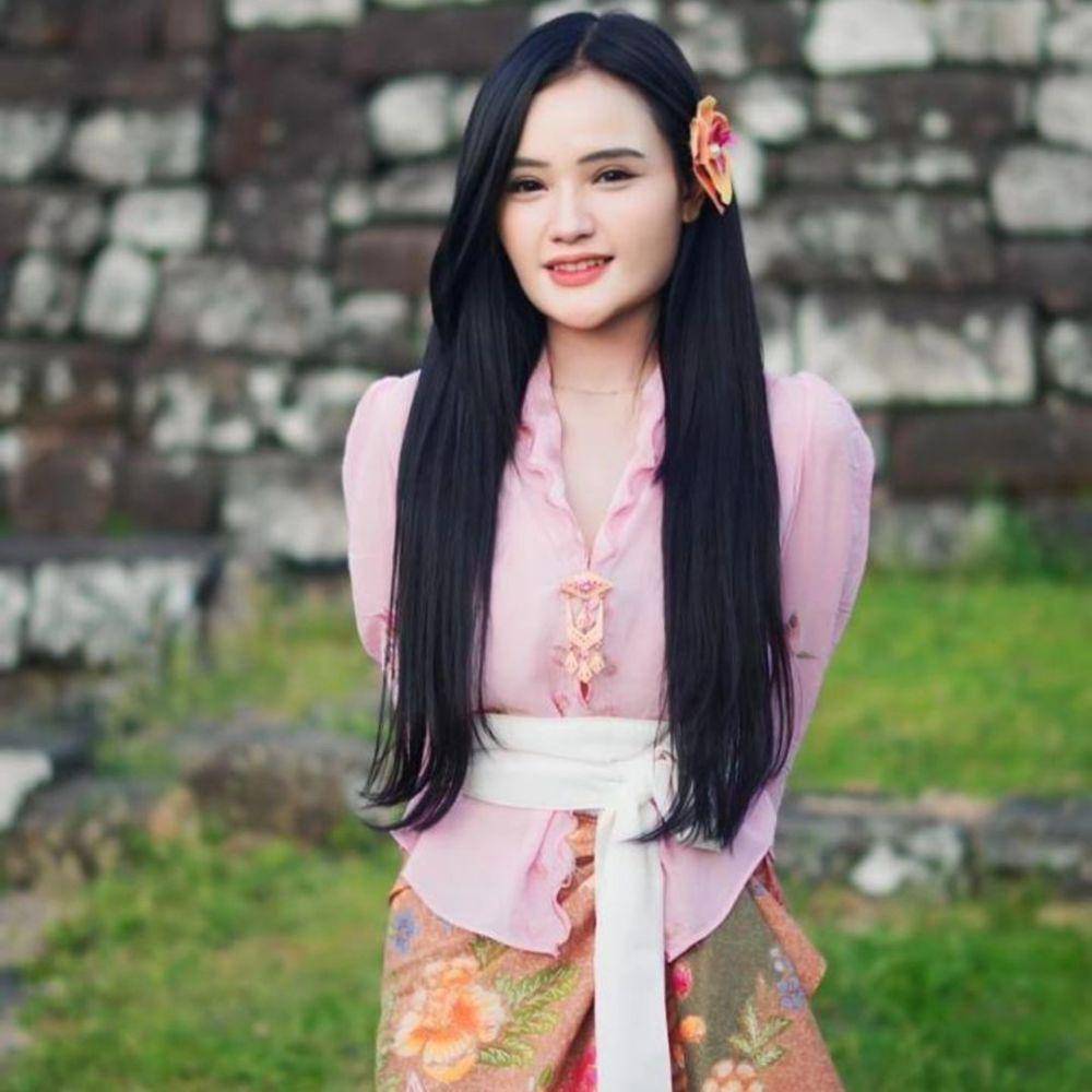Gaya Berkain ala Fanny Soegi. (instagram.com/fannysoegi)