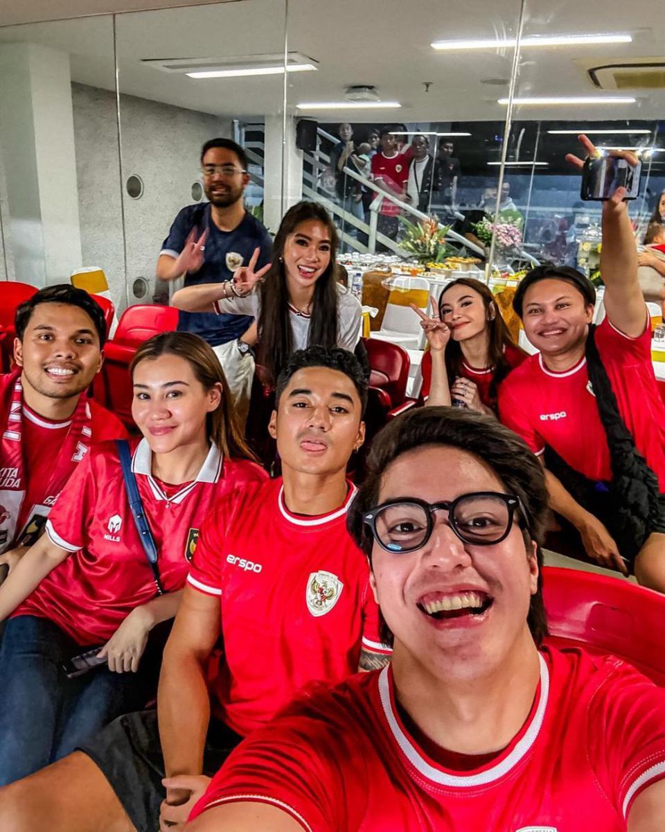 El Rumi dan geng nonton timnas (Instagram.com/elelrumi)