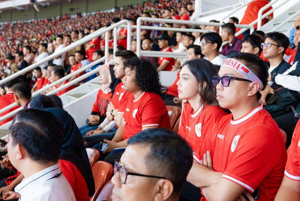 Celine Evangelista nonton timnas Indonesia vs. Australia. (instagram.com/aanstory)