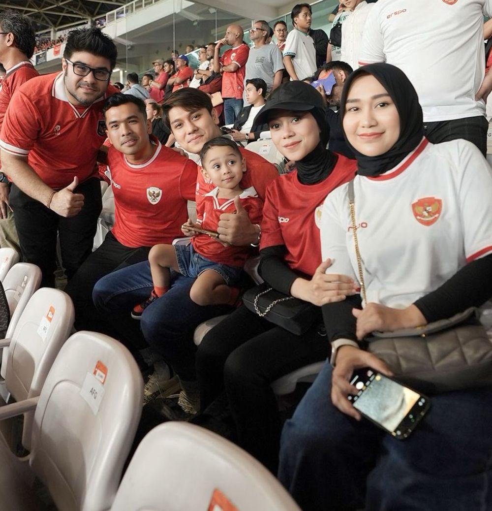 Keluarga Lesti nonton timnas (Instagram.com/rizkybilar)