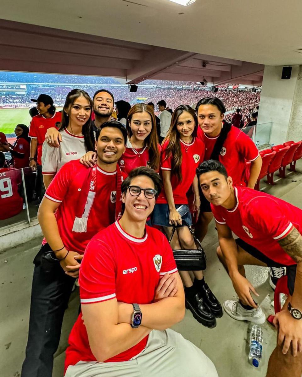 El Rumi dan geng nonton timnas (Instagram.com/elelrumi)