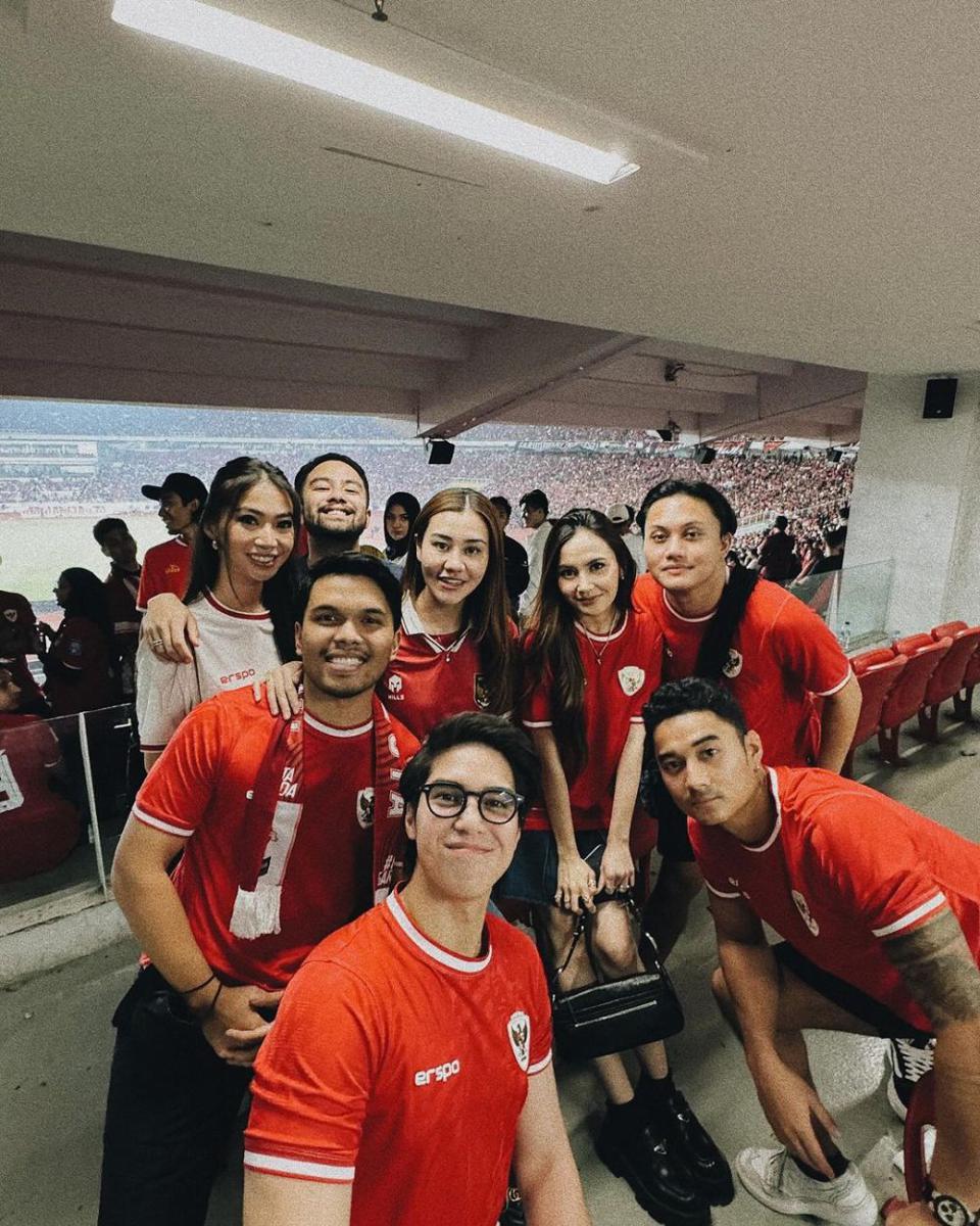 El Rumi dan geng nonton timnas (Instagram.com/elelrumi)