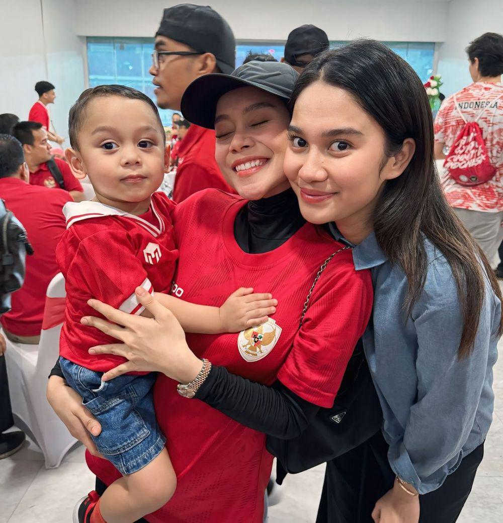 Keluarga Lesti nonton timnas (Instagram.com/rizkybilar)