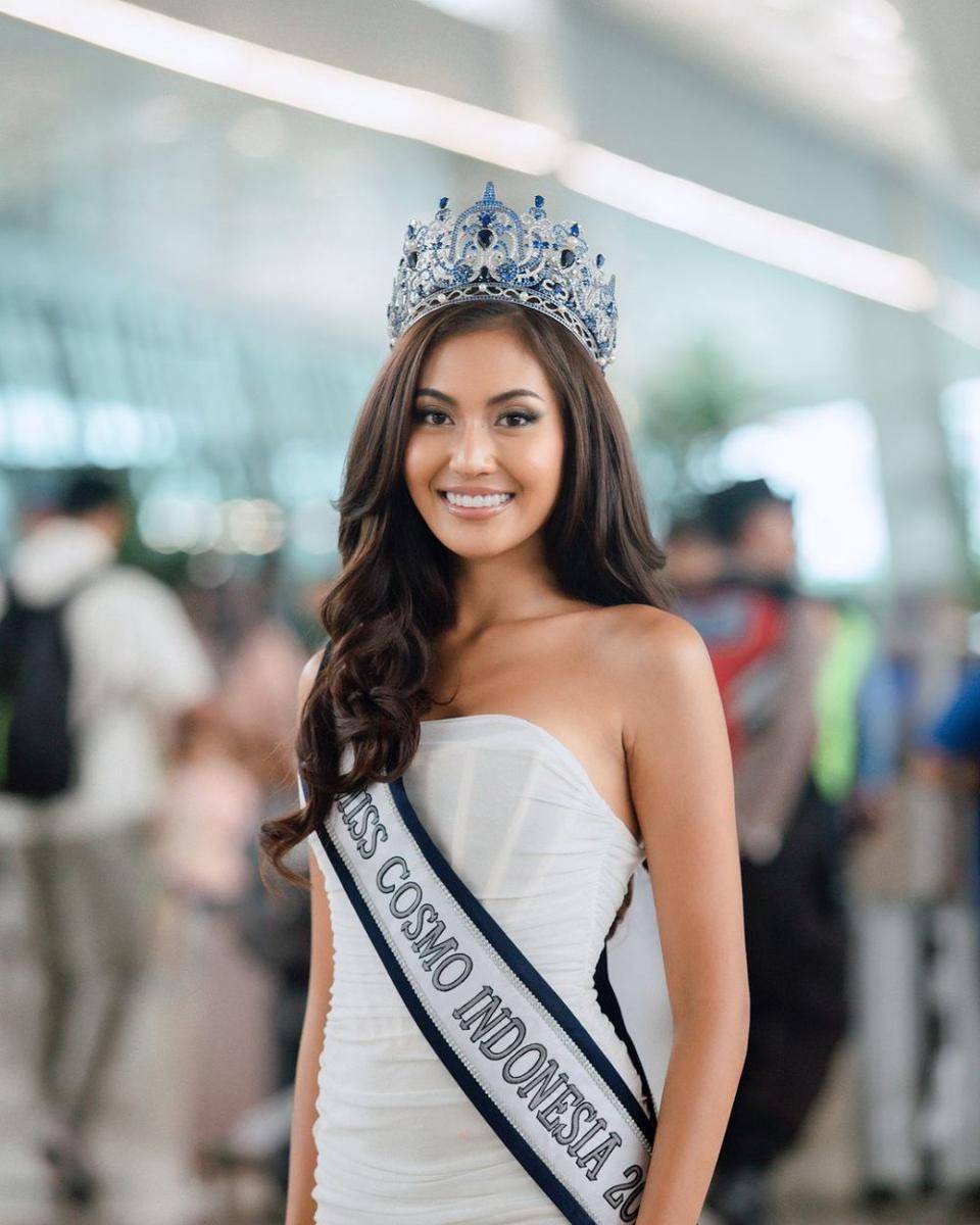 Potret Keberangkatan Ketut Permata Juliastrid ke Miss Cosmo 2024 (Instagram.com/officialputeriindonesia)