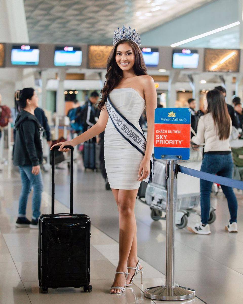 Potret Keberangkatan Ketut Permata Juliastrid ke Miss Cosmo 2024 (Instagram.com/officialputeriindonesia)