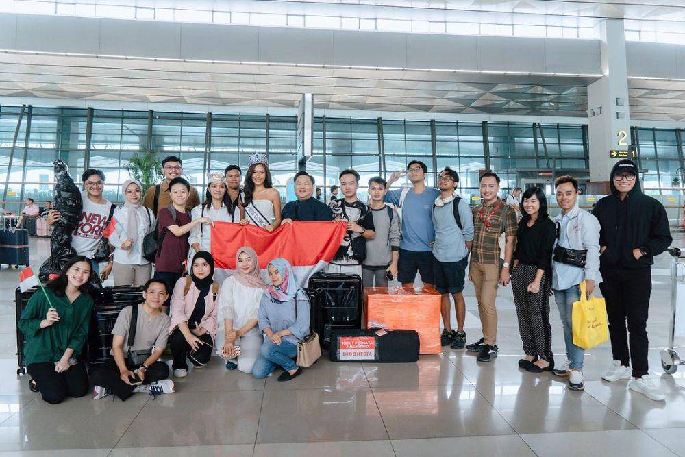 Potret Keberangkatan Ketut Permata Juliastrid ke Miss Cosmo 2024 (Instagram.com/officialputeriindonesia)
