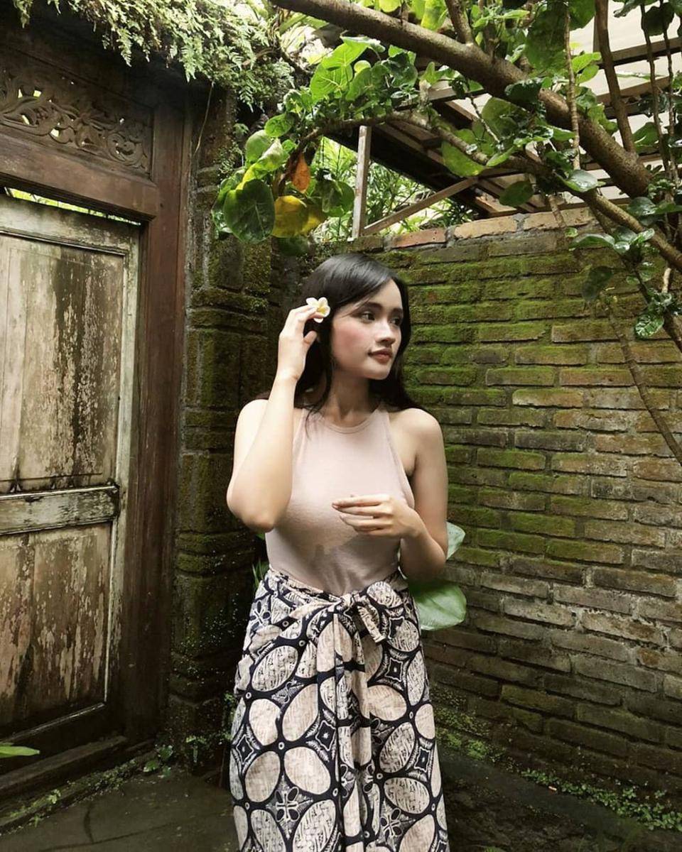 Gaya Berkain ala Fanny Soegi. (instagram.com/fannysoegi)