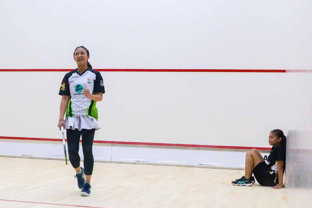 Atlet Squash Sumatera Utara (Sumut) Natalia Natasha (kiri) saat melawan Atlet Jawa Tengah (Jateng) Khoirul Ayu Astiti (kanan) pada penyisihan Squash Tunggal Putri PON XXI Aceh - Sumut di  Rabu (11/09/2024). (PB PON XXI Sumut/Ariandi)