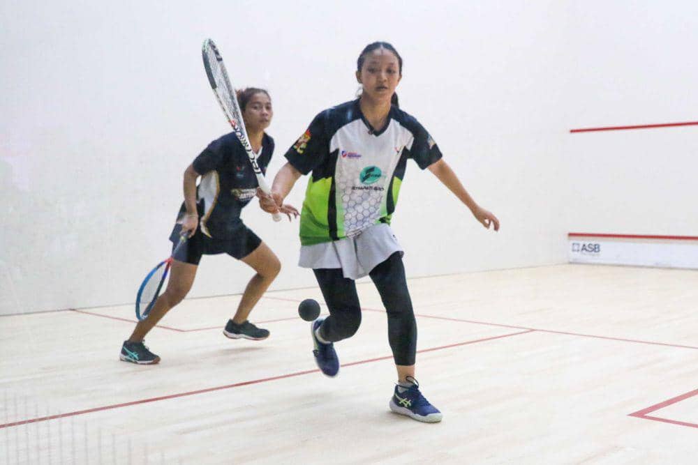 Atlet Squash Sumatera Utara (Sumut) Natalia Natasha (kiri) saat melawan Atlet Jawa Tengah (Jateng) Khoirul Ayu Astiti (kanan) pada penyisihan Squash Tunggal Putri PON XXI Aceh - Sumut di  Rabu (11/09/2024). (PB PON XXI Sumut/Ariandi)